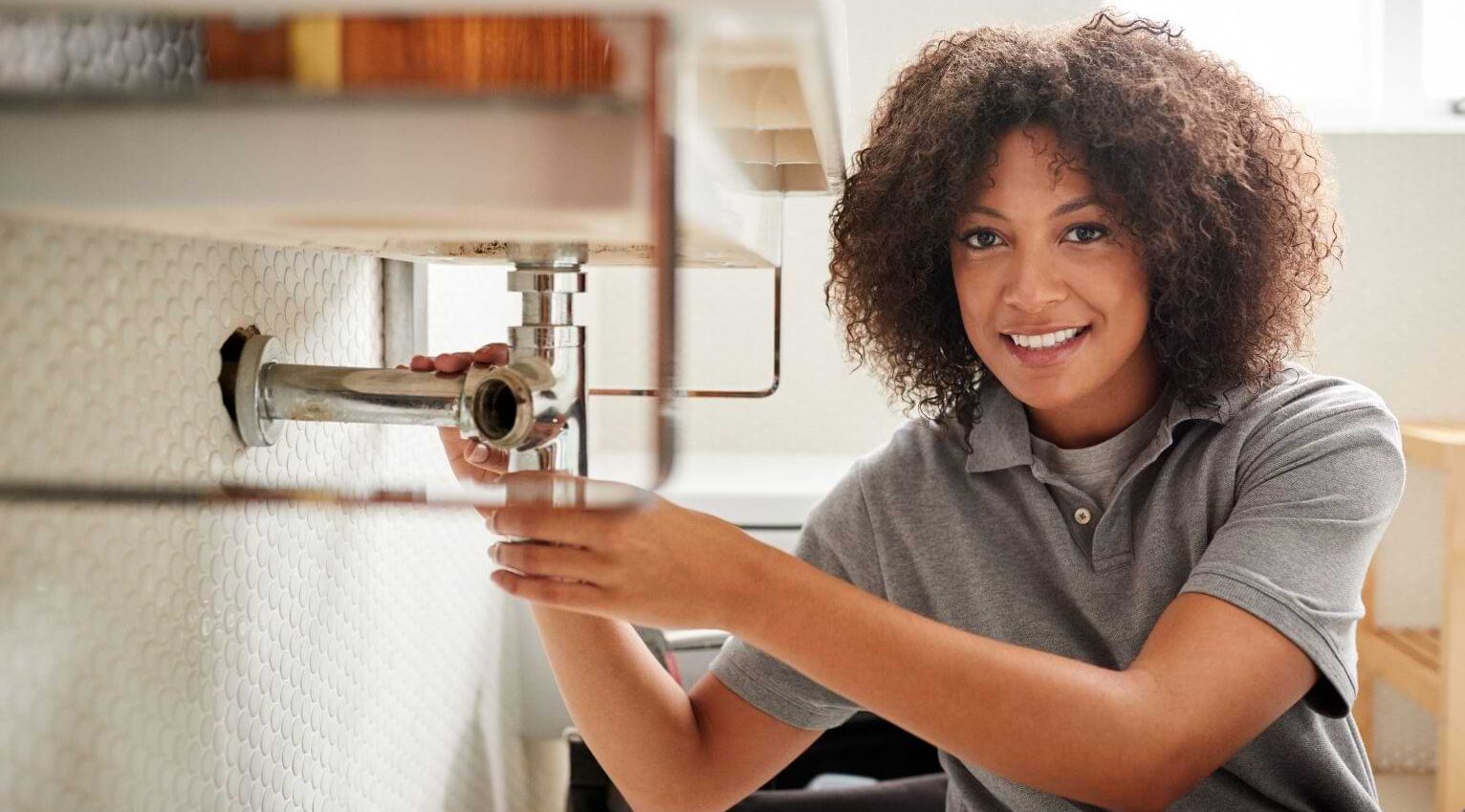 Woman-plumber-1-aspect-ratio-1472-816 Woman-plumber-1-aspect-ratio-1472-816